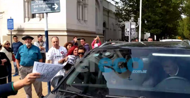 Macri fue escrachado a la salida de una Iglesia en Tandil