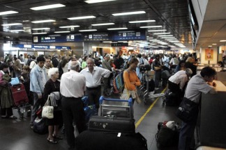 Conflicto gremial deja varados a miles de pasajeros.