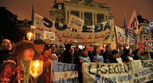 Se realizaron marchas de antorchas en toda la provincia.