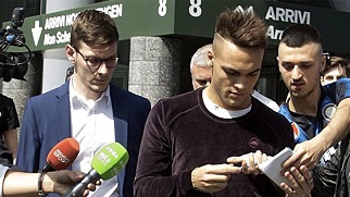 Histórico: Lautaro Martínez pisa tierra italiana para ser jugador del Inter.