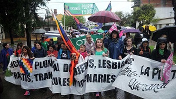 Marcha de travestis y homosexuales en La Plata.