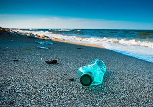 Para generar conciencia, embajadores de la Unión Europea sacaron cientos de microplásticos de las playas