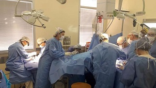 Logro de los médicos argentinos: implantaron una mano a un niño en el Hospital Gutiérrez