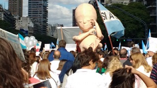 Más de 2000 personas marcharon en Bahía Blanca contra la despenalización del aborto.
