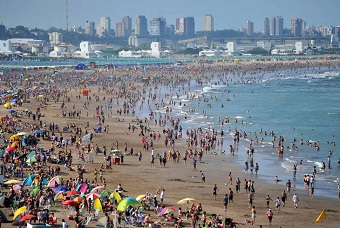 Nutricionistas aconsejan, en estas vacacionesm cómo alimentarse en la playa.