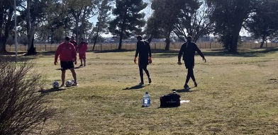 Huracán Las Heras ya entrena en Bahía pensando en el choque de mañana con Villa Mitre.