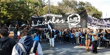 Fuerte protesta de judiciales, frente a la Corte bonaerense