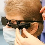 Una mujer recupera su visión tras recibir el primer implante de un chip biónico en Reino Unido