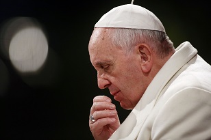El papa Francisco pide perdón a las víctimas de sacerdotes pederastas.