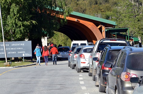Miles de turistas pasan a Chile por el paso Cardenal Samoré