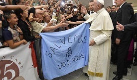 Desplegaron bandera de “Salvemos las 2 vidas” en audiencia del papa Francisco