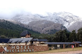 Nevó en Sierra de la Ventana, la ruta 76 habilitada en tramos.