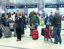 Después de un año, comienzan a entrar turistas al país.