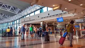 Mujer hizo falsa amenaza de bomba en aeropuerto de Ezeiza para que su novio no perdiera el avión