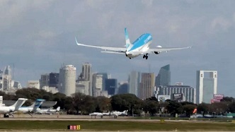 Dos pasajeros que viajaban a Miami denunciaron que les robaron plata en un vuelo de Aerolíneas Argentinas