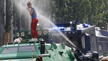 G20: La policía alemana pide refuerzos en Hamburgo, hay más de 200 policías heridos.