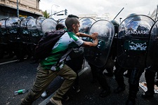 Tensión entre la policía y barrabravas en marcha de jubilados en Congreso