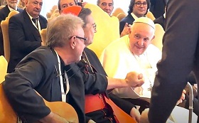 León Giego emocionó al papa Francisco tras cantarle 