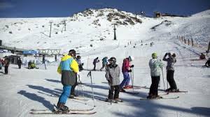 Se inició la temporada de esquí en Barlioche: la ciudad registró su primera nevada fuerte del año