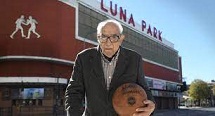 El capitán campeón del mundo de básquet en 1950 regresó al Luna Park para festejar sus 99 años