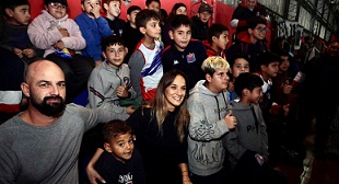 Tigre: Malena Galmarini entregó más de 1.300 camisetas y materiales deportivos a nueve clubes de barrio