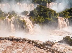 Las Cataratas del Iguazú cerraron su acceso por la impactante crecida de los ríos