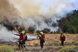 Incendio en Los Alerces: el fuego se mantiene activo y ya afectó a casi 8.000 hectáreas
